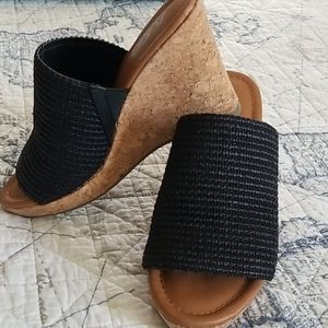 Platform sandals..Add me to a bundle for the perfect outfit 🤗